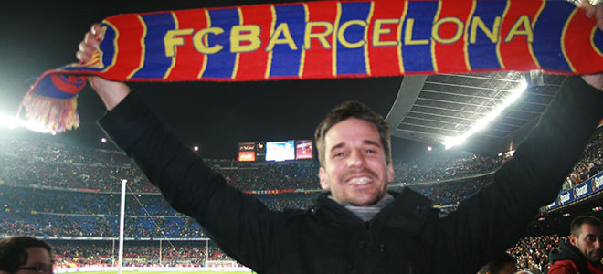 Un client pose avec l'écharpe du Barça après le Clasico