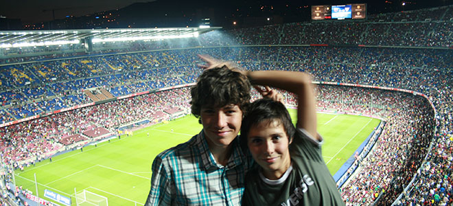 2 jeunes fans du Barça posent dans les hauteurs du Camp Nou