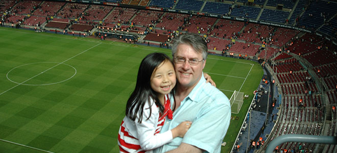 Un client et sa fille, visiblement très heureuse d'assister à une rencontre du FC Barcelone