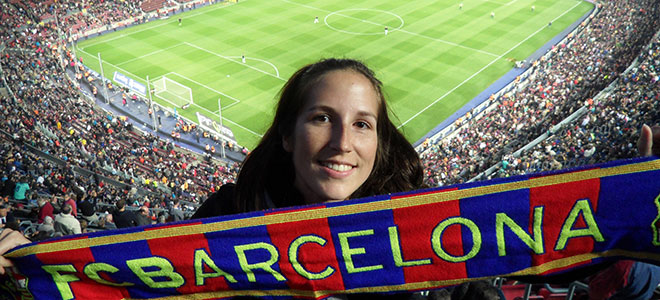 Une cliente pose avec l'écharpe du FC Barcelone