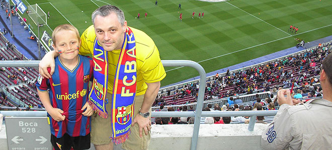 Un client et son enfant, tout se bleu et rouge vêtu, pour supporter le Barça
