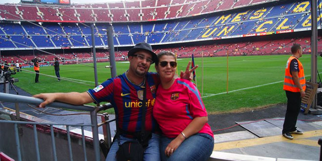 Un couple pose derrière le poteau de corner au Camp Nou