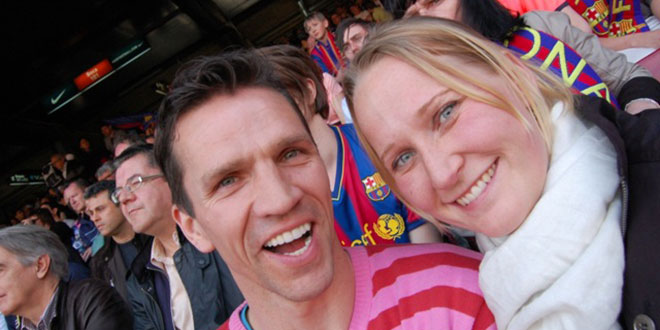 Un couple pose dans la tribune latérale du Camp Nou