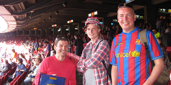 3 clients posent depuis la catgégorie Gol 1-2 au Camp Nou