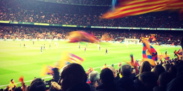 Les drapeaux du Barça et de la Catalogne s'agitent au Camp Nou