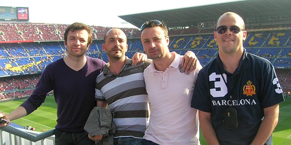 4 clients posent depuis la tribune latérale avant une rencontre au Camp Nou