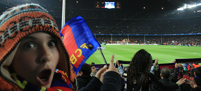 Un fan très heureux derrière les buts au Camp Nou
